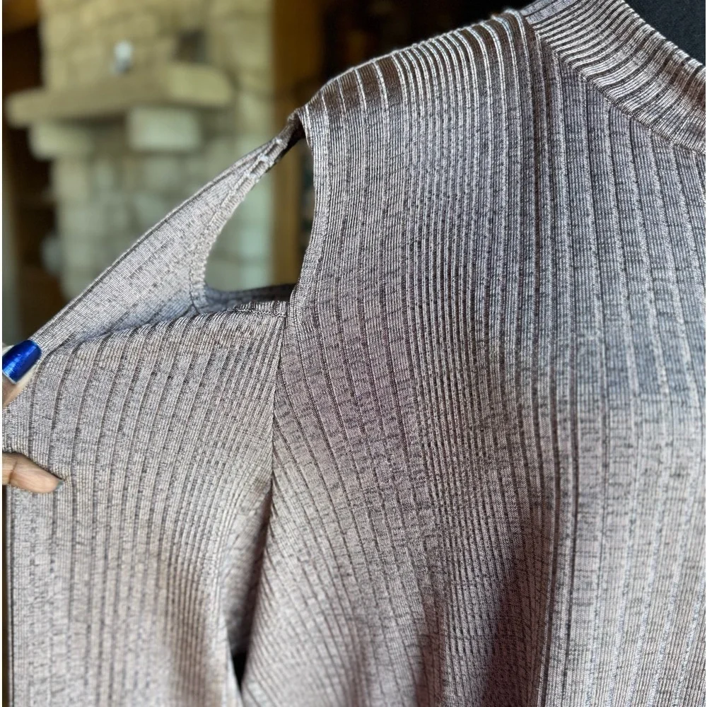 Signature Collection Cold Shoulder Top - Picture 6 of 10